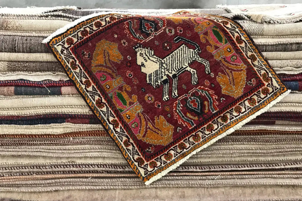Poschti Qashqai rug 61x60 cm with a red border and white horse motif
