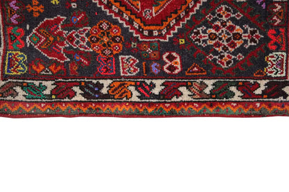 Detail of the carpet band: colorful pattern sequence on a dark background, clear ornamental lines and border.