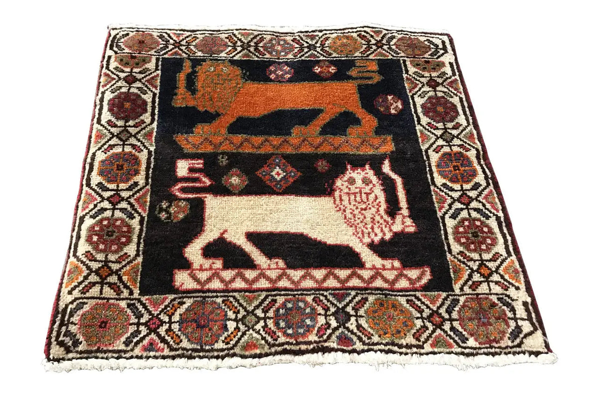 Poschti Qashqai rug 62x62 cm, square, central animal motifs in the pattern