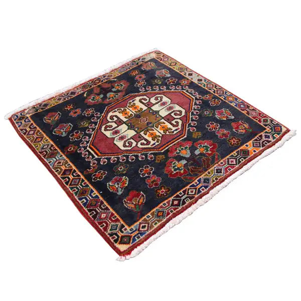 Poschti Qashqai rug (59 x 58 cm) with geometric pattern and white fringed edge