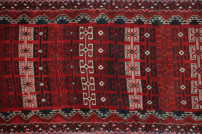 Qashqai runner detail: red background with dark zigzag and chain ornament