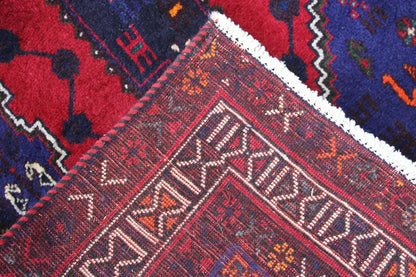 Detailed view: carpet fabric with a red and blue pattern and a white border