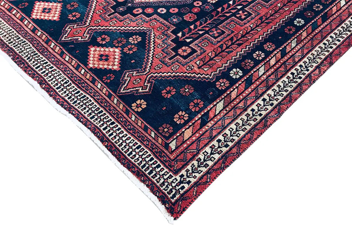 Carpet corner: dark blue border with red and white lines and diamond décor
