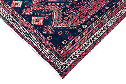 Carpet corner: dark blue border with red and white lines and diamond décor