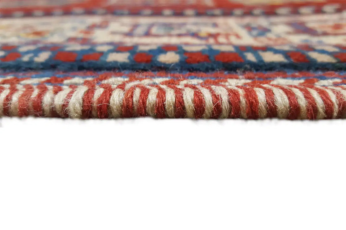 Carpet edge with red-and-white fringe trim and an all-around border