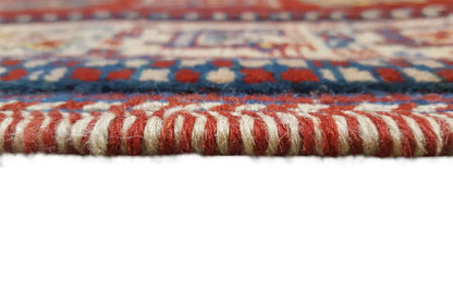 Carpet edge with red-and-white fringe trim and an all-around border