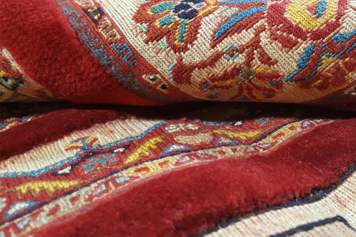 Soumak rug (147 x 103 cm): red pile with multicolored ornaments, close-up