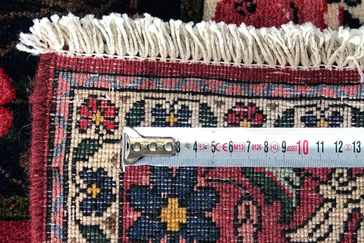Oriental rug with an integrated measuring scale and fringes along the edge