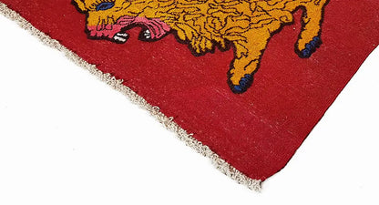 Carpet corner with a red background and yellow lion motif, side fringe