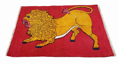 Rug with a lion motif in yellow and red, broadly framed, with a fringed edge