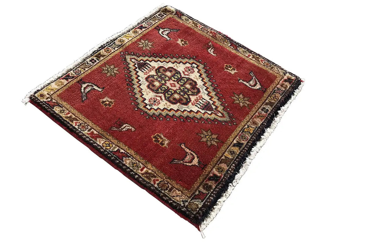 Poschti Qashqai rug 52x49 cm, red field with a central ornament, side fringes