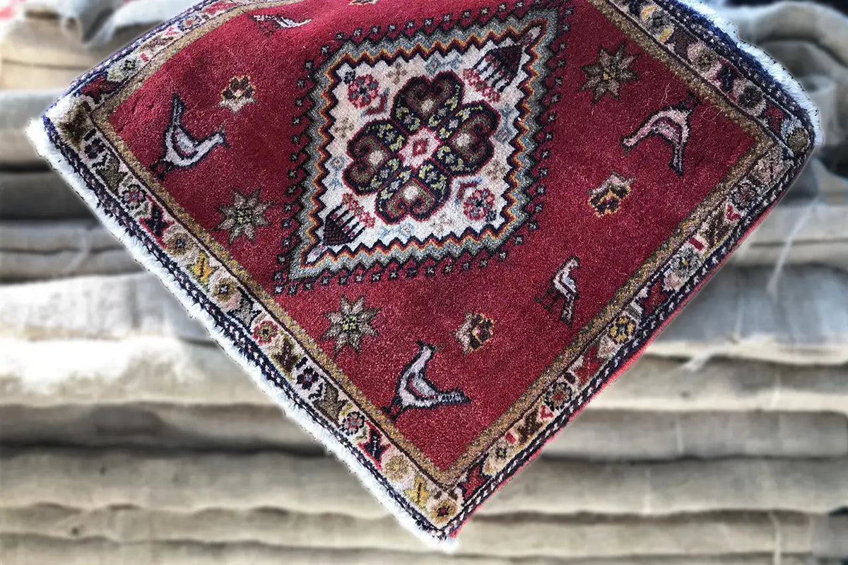 Poschti Qashqai rug 52x49 cm, red pattern with horseshoe and star symbols, fringes