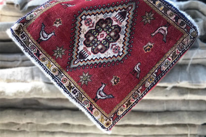 Poschti Qashqai rug 52x49 cm, red pattern with horseshoe and star symbols, fringes