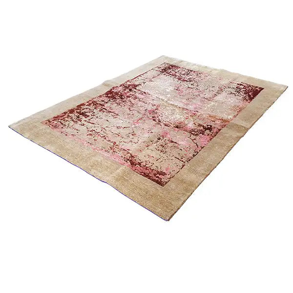 Rug with an abstract vintage pattern in red/pink on a beige background